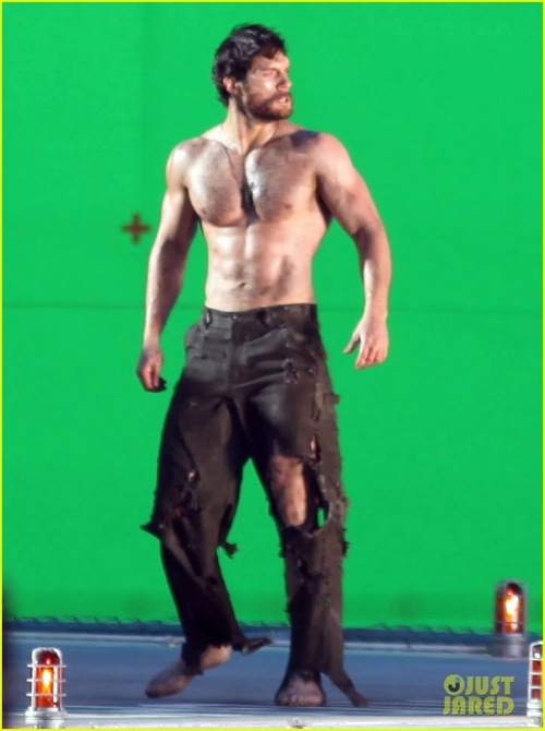 henry cavill shirtless greenscreen 01 Henry Cavill portrays Superman as super fit, shirtless derelict