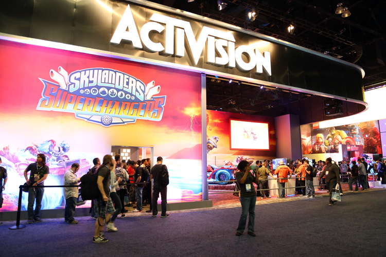 Activision booth line for Skylanders Exhibit