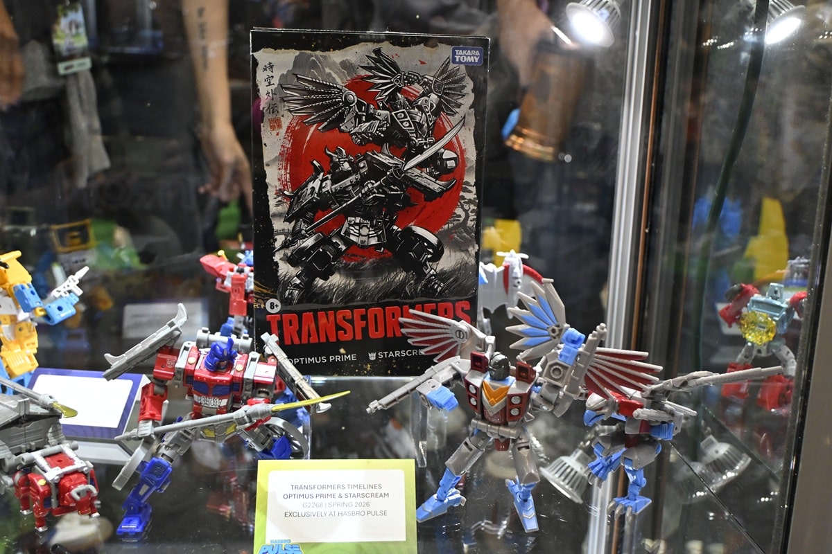 TRANSFORMERS TIMELINES OPTIMUS PRIME AND STARSCREAM with Packaging