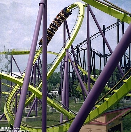 green_lantern_roller_coaster.jpg