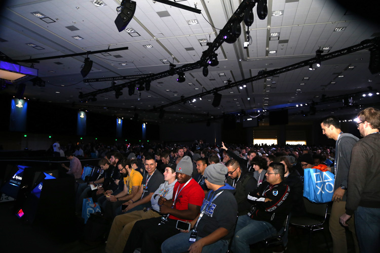 crowd packs upstairs room for keynote 2hrs before showtime.