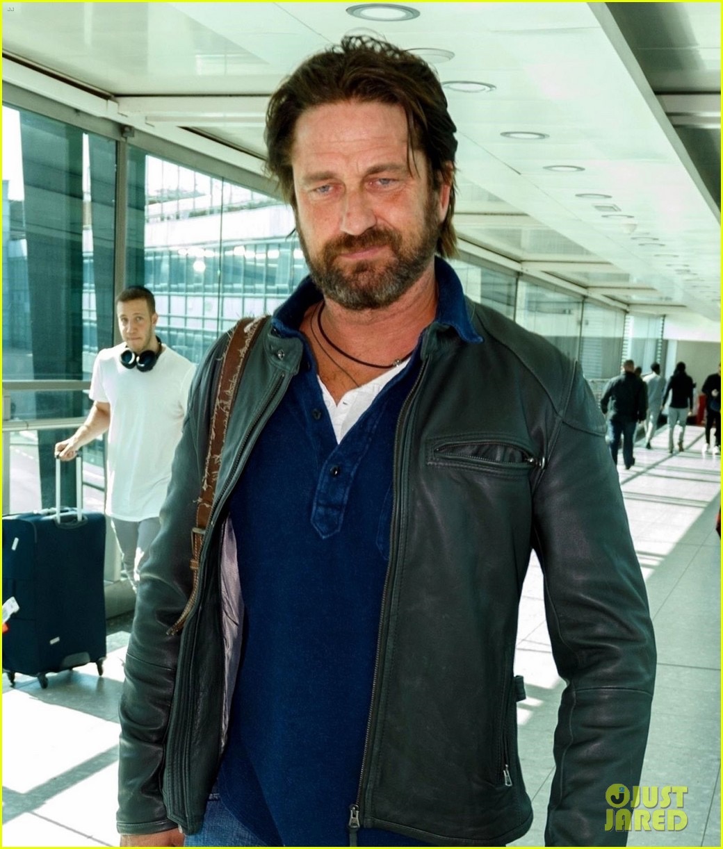 gerard-butler-catches-flight-from-los-angeles-to-london-04.jpg