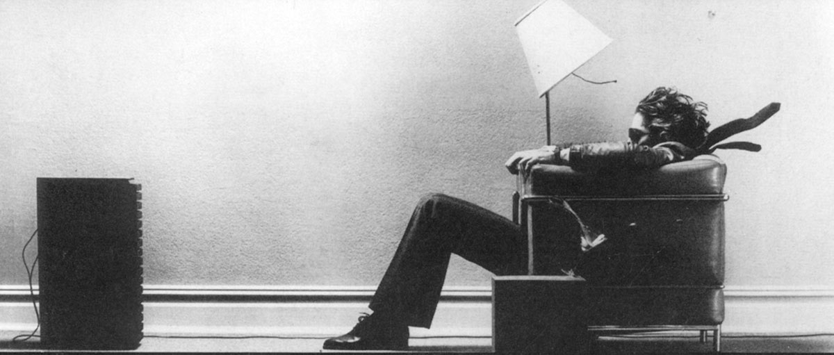maxell-man-in-chair