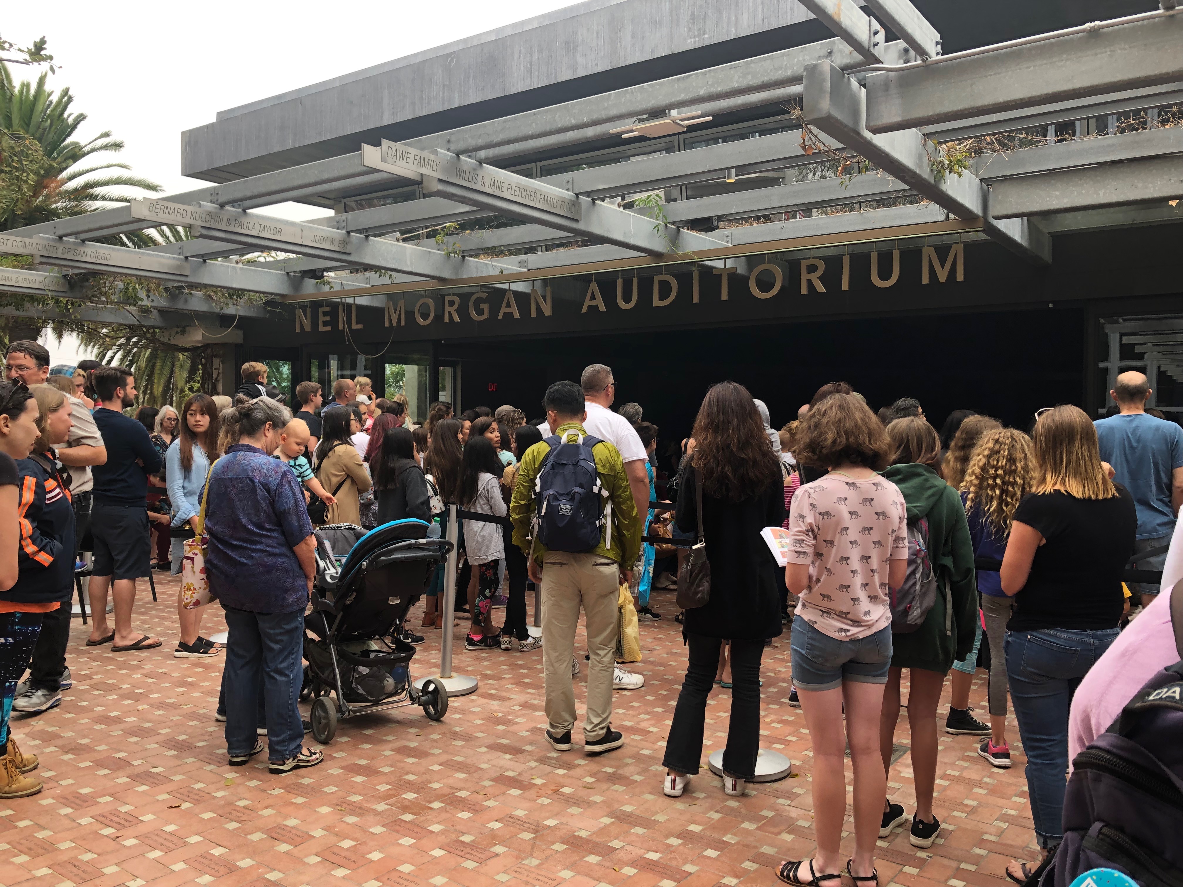 Crowd at the Raina Telgemeier spotlight on Tuesday