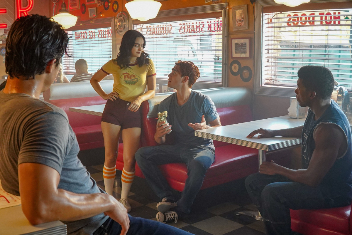 Veronica explains math to Archie on Riverdale