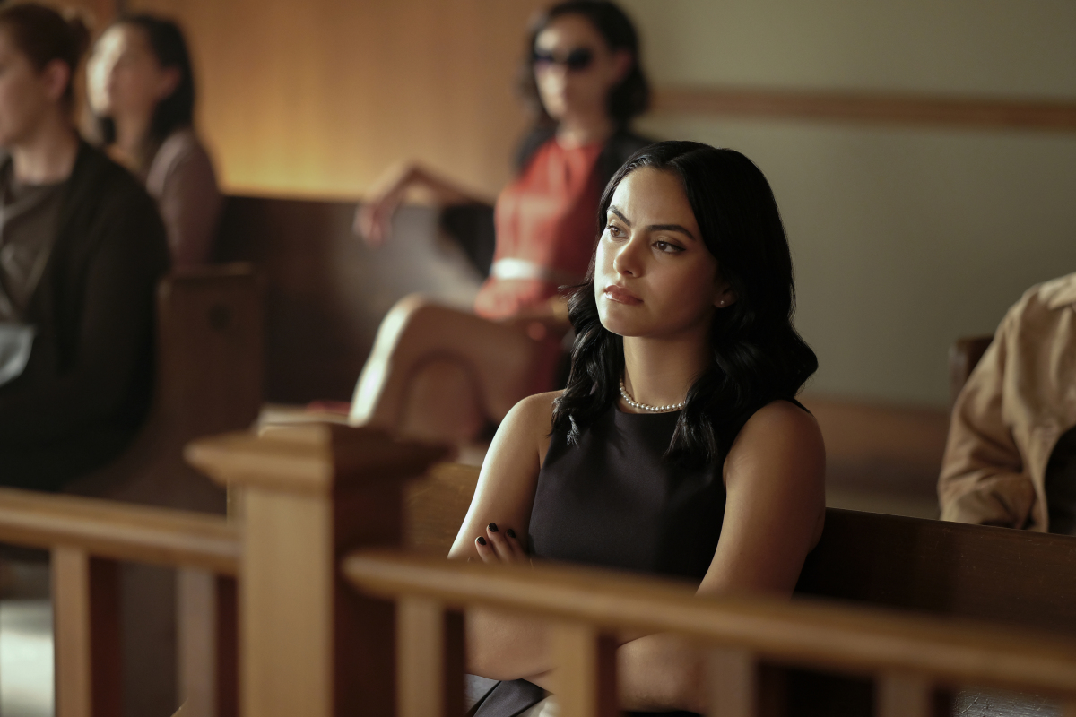 Veronica and a mystery woman look on during the murder trial of Hermione Lodge on Riverdale