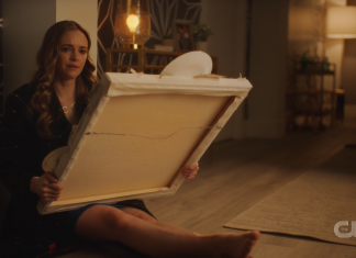 Recap: THE FLASH S7E8 — “The People v. Killer Frost” cailtin snow looking at killer frost's artwork
