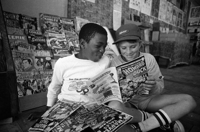 dennis-huls-kids-reading-comics