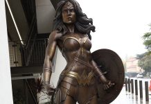 Warner Bros. unveils life-sized bronze Wonder Woman statue in Burbank Wonder Woman statue