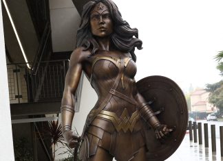 Warner Bros. unveils life-sized bronze Wonder Woman statue in Burbank Wonder Woman statue