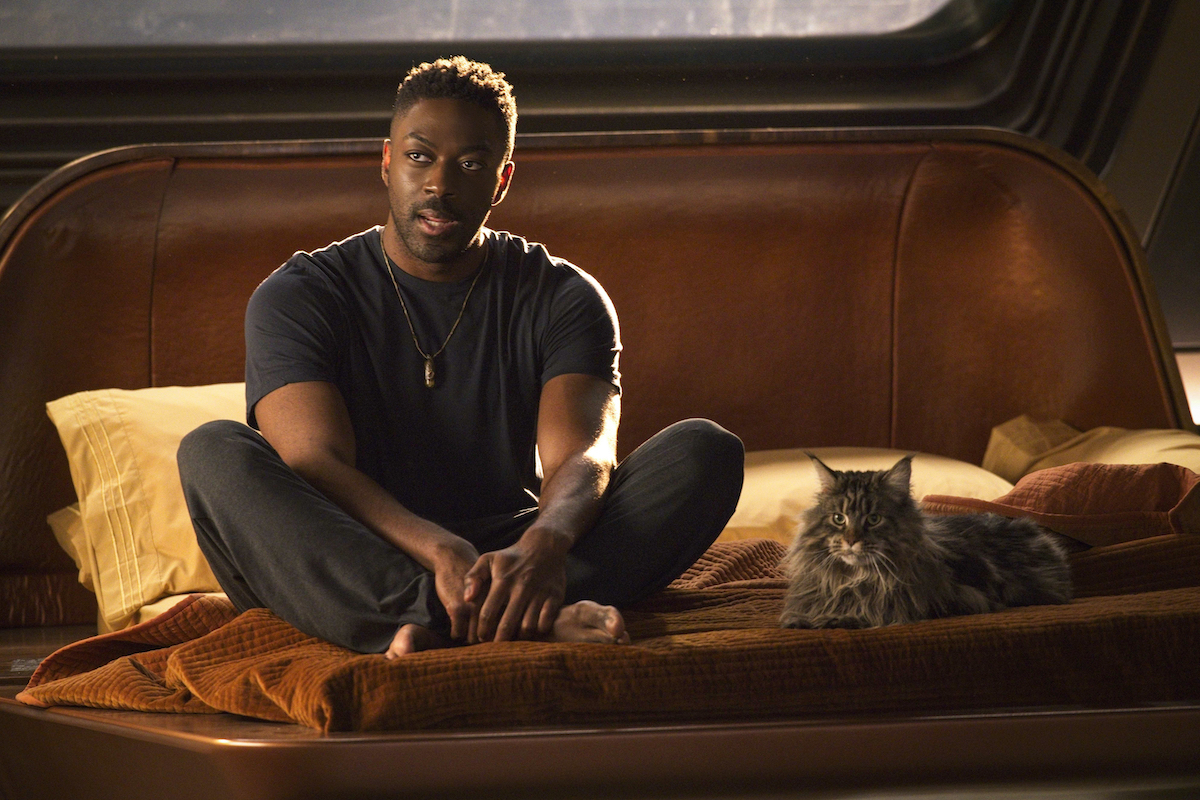Pictured: David Ajala as Book and Grudge the cat of the Paramount+ original series STAR TREK: DISCOVERY.