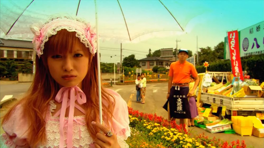 Momoko in lolita dress carrying umbrella