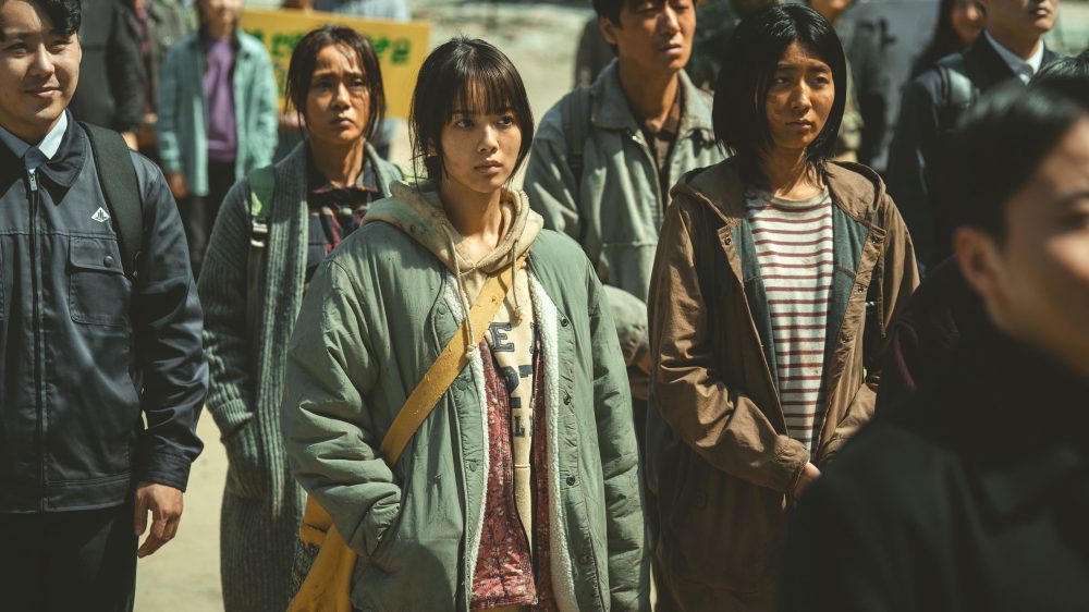 Han Su-na alongside other survivors