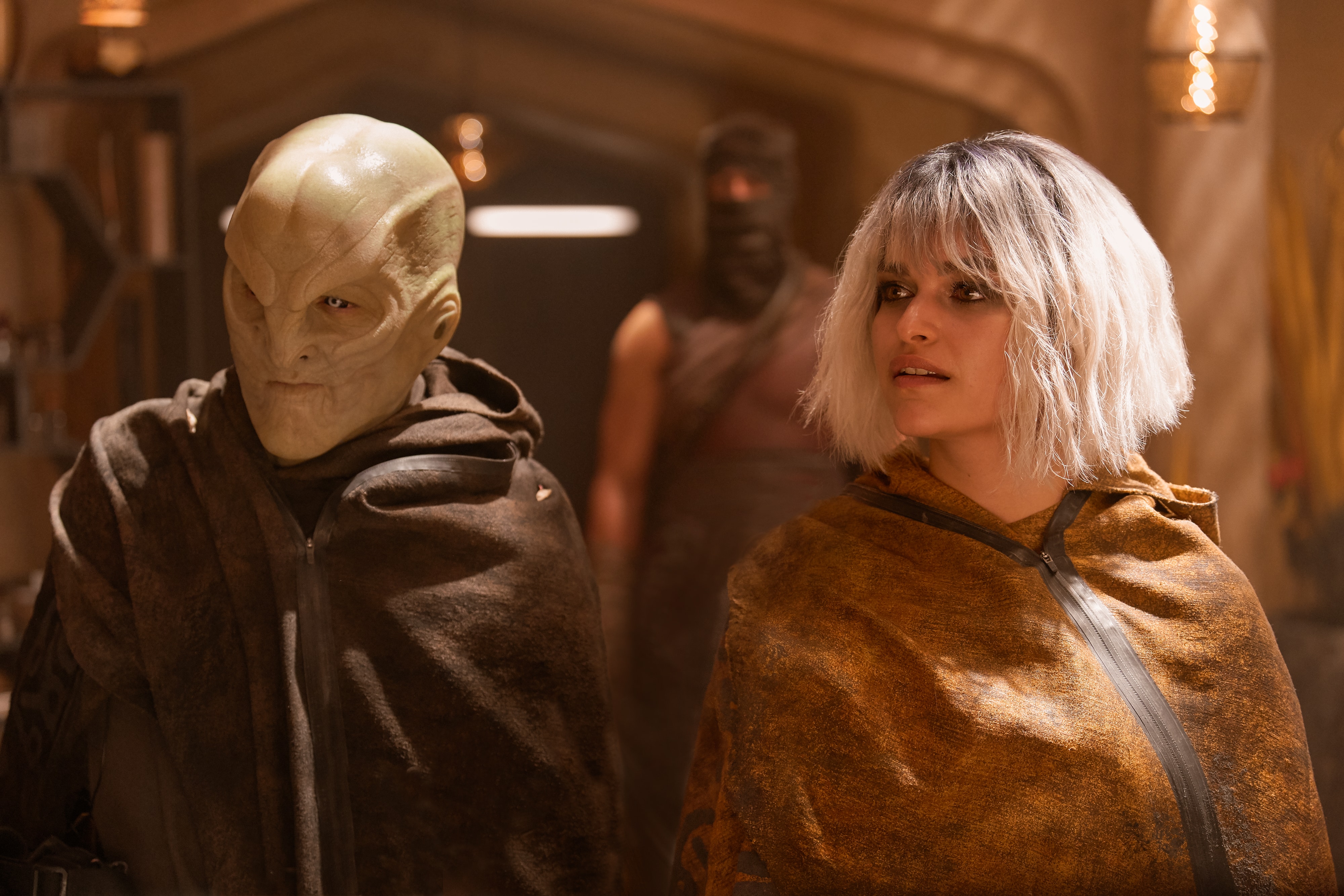 Elias Toufexis as L'ak and Eve Harlow as Moll in the Paramount+ original series STAR TREK: DISCOVERY.