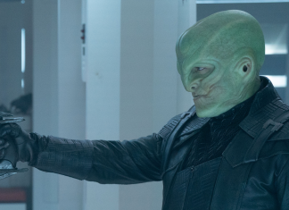 Interview: Much ado about erigah – STAR TREK: DISCOVERY season 5’s Elias Toufexis L'ak (Elias Toufexis) holds a weapon on the ISS Enterprise in Star Trek: Discovery season 5 episode 5, "Mirrors."