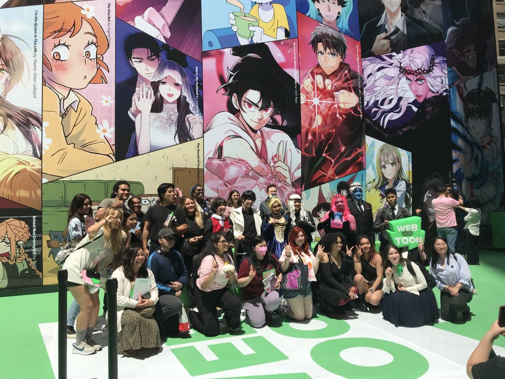 a group photo of the remaining fans, cosplayers, and creators at the end of the event.