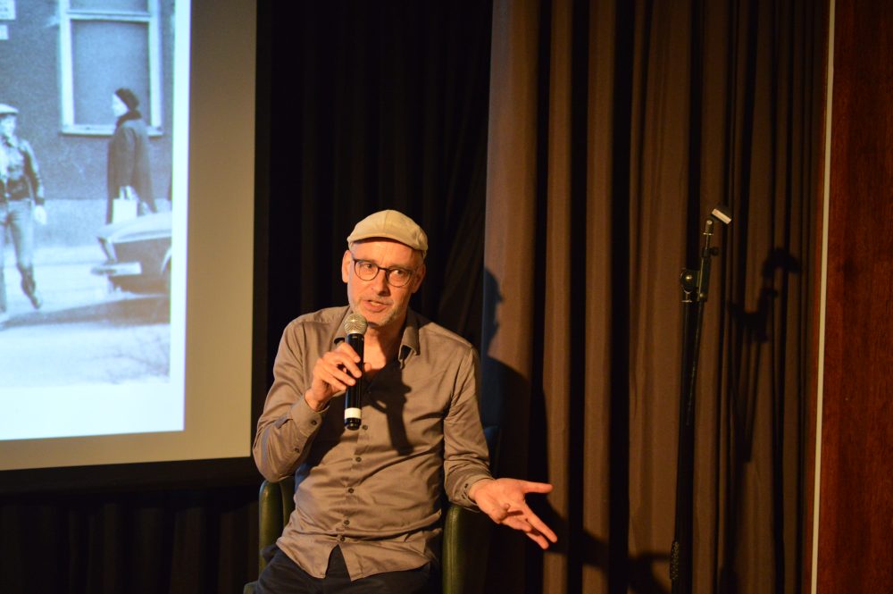 Reinhard Kleist explaining elements of his Bowie research