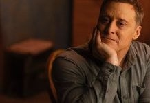 Exclusive Clip: Will Harry be outed in RESIDENT ALIEN season 4, episode 6? RESIDENT ALIEN -- "Soul Providers" Episode 406 -- Pictured: Alan Tudyk as Harry Vanderspeigle