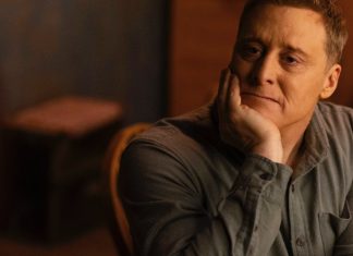Exclusive Clip: Will Harry be outed in RESIDENT ALIEN season 4, episode 6? RESIDENT ALIEN -- "Soul Providers" Episode 406 -- Pictured: Alan Tudyk as Harry Vanderspeigle