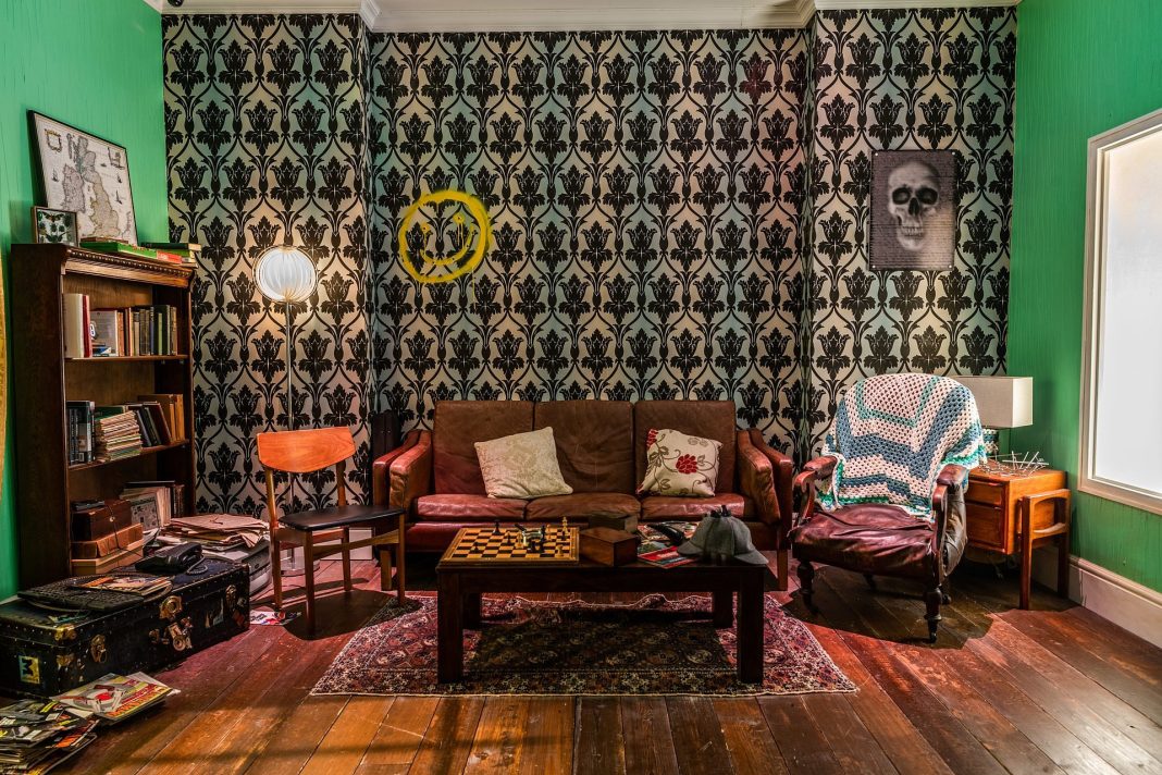 A familiar wallpaper in the 221B setting from the London Sherlock Escape Room