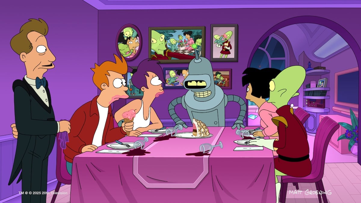 Fry, Leela, Amy and Kif have dinner at the Wong-Kroker condo while Bender interrupts them with a flashing antenna.