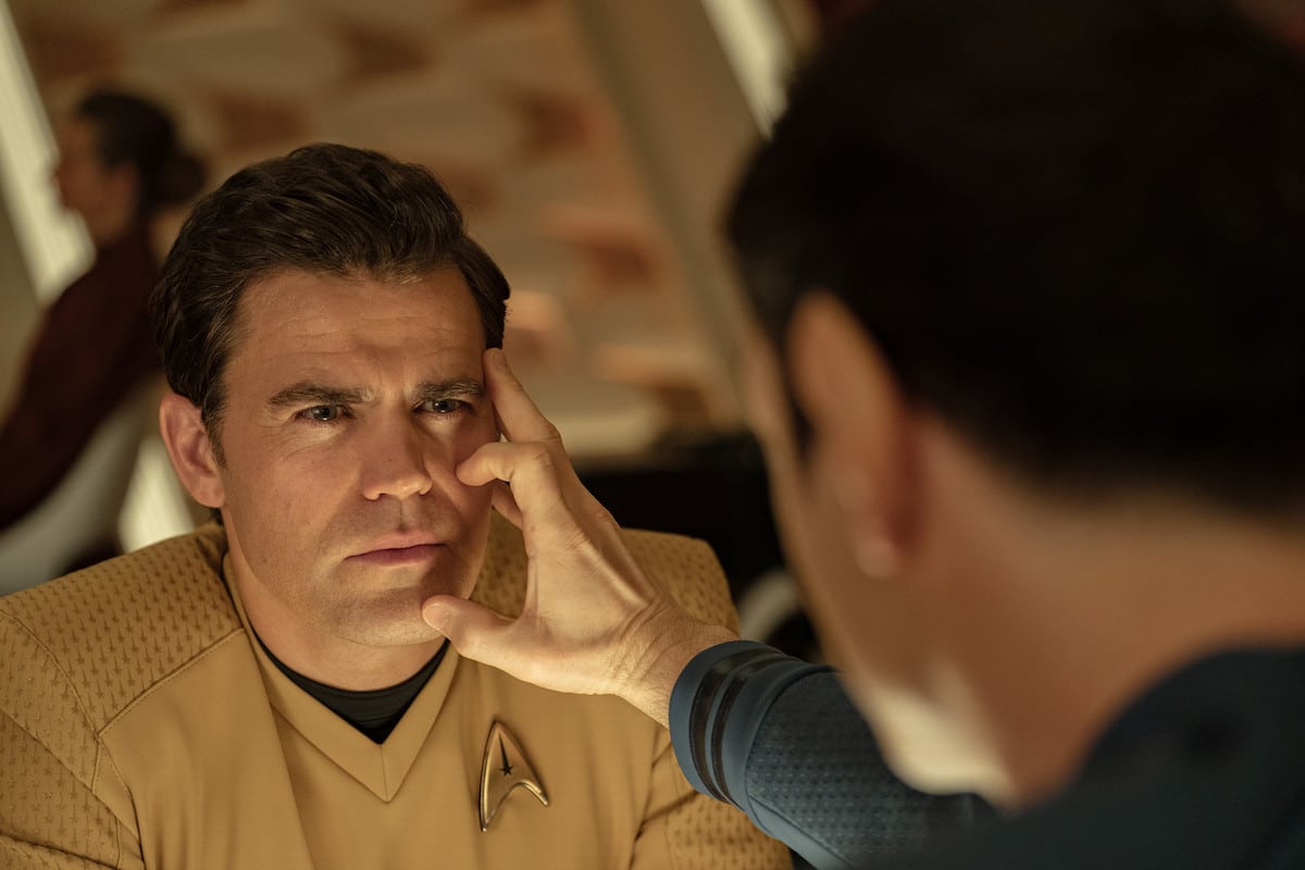 Spock mind melds with Kirk.