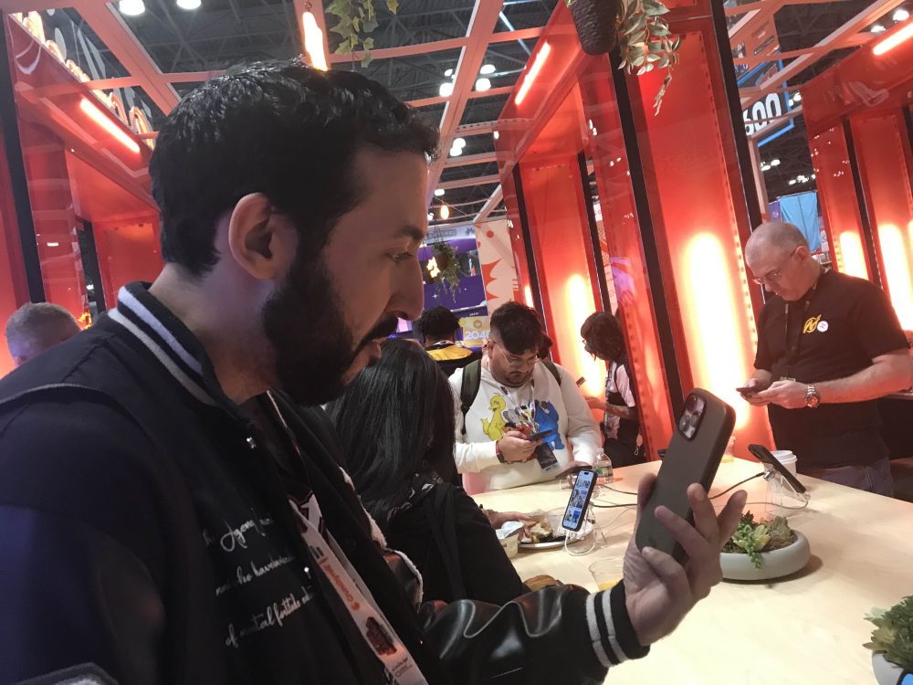 Beat writer Marion trying out Crunchyroll's manga app while also recording his own review of the software.