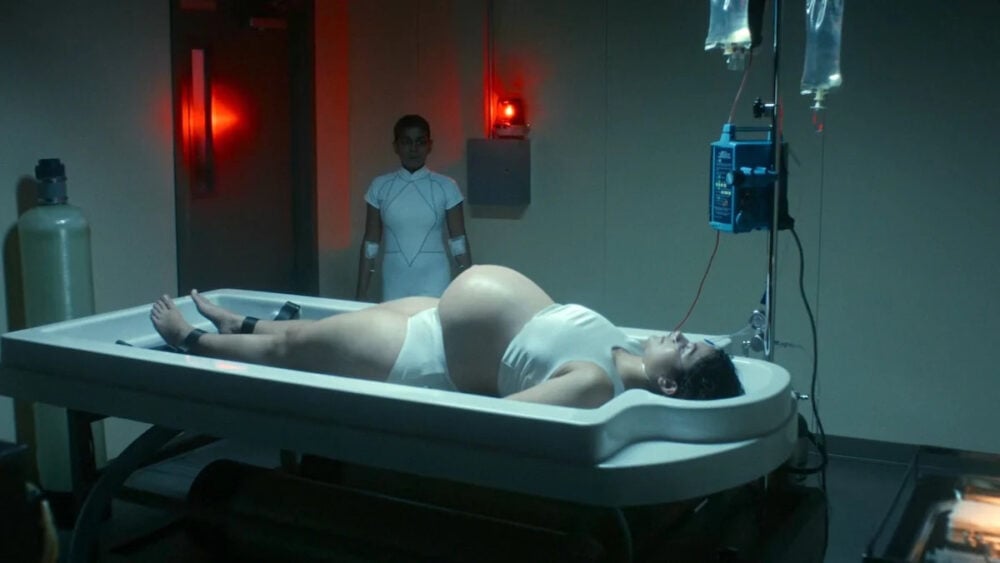 Kali (Linnea Berthelsen) and the first woman receiving a transfusion of her blood