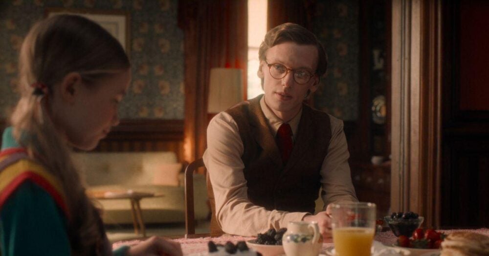 Vecna/Henry/Mr. Whatsit (Jamie Campbell Bower) "serving" Holly Wheeler (Nell Fisher) "breakfast"