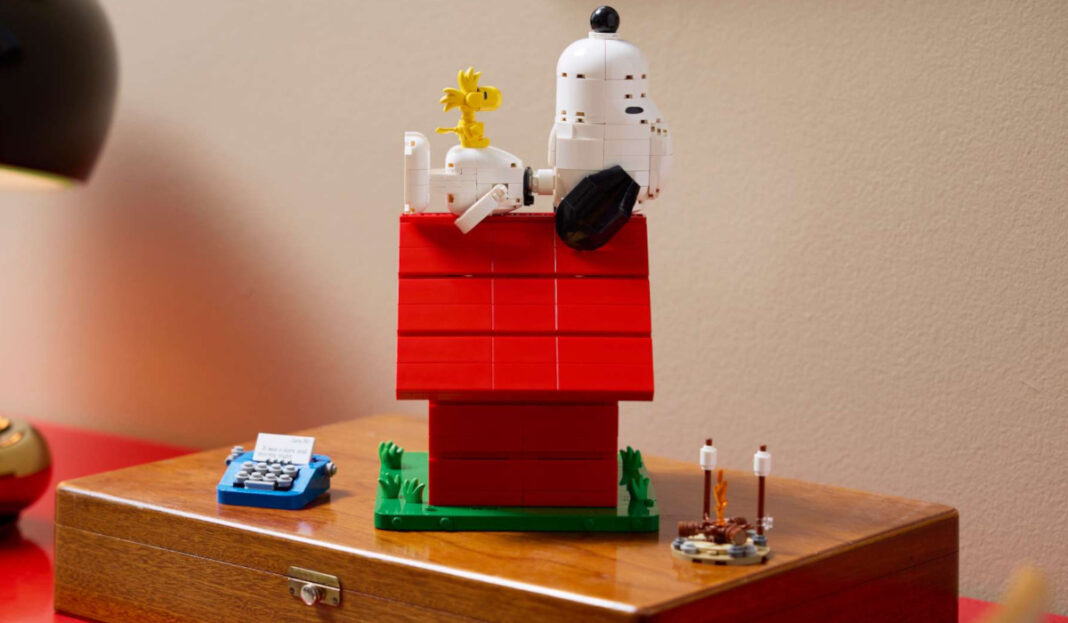 LEGO Peanuts Snoopy's Doghouse featured