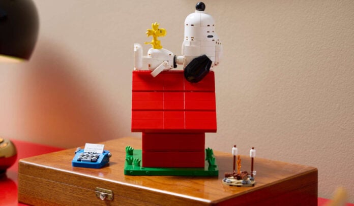 LEGO Peanuts Snoopy's Doghouse featured