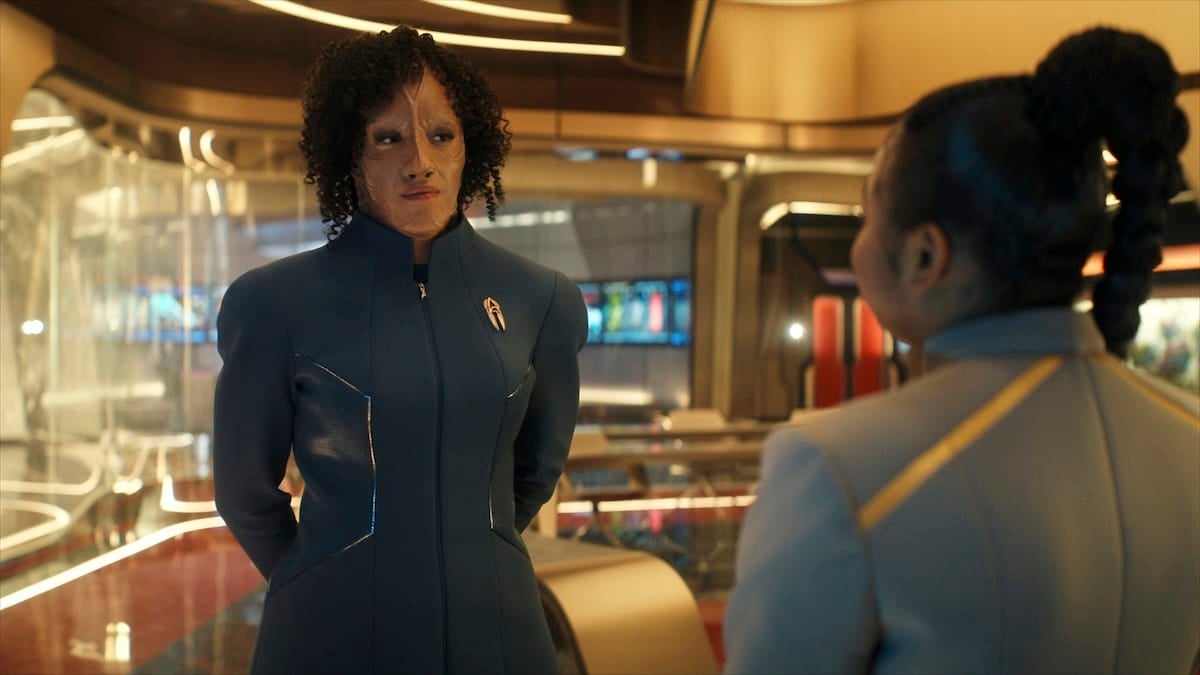 L-R: Tawny Newsome as Illa Dax and Kerrice Brooks as SAM in season 1, episode 5, of Star Trek: Starfleet Academy streaming on Paramount+.