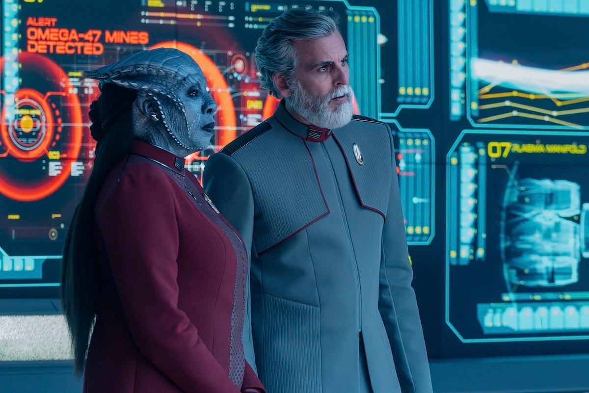 L-R: Gina Yashere as Lura Thok and Oded Fehr as Charles Vance in season 1, episode 10, of Star Trek: Starfleet Academy streaming on Paramount+. 