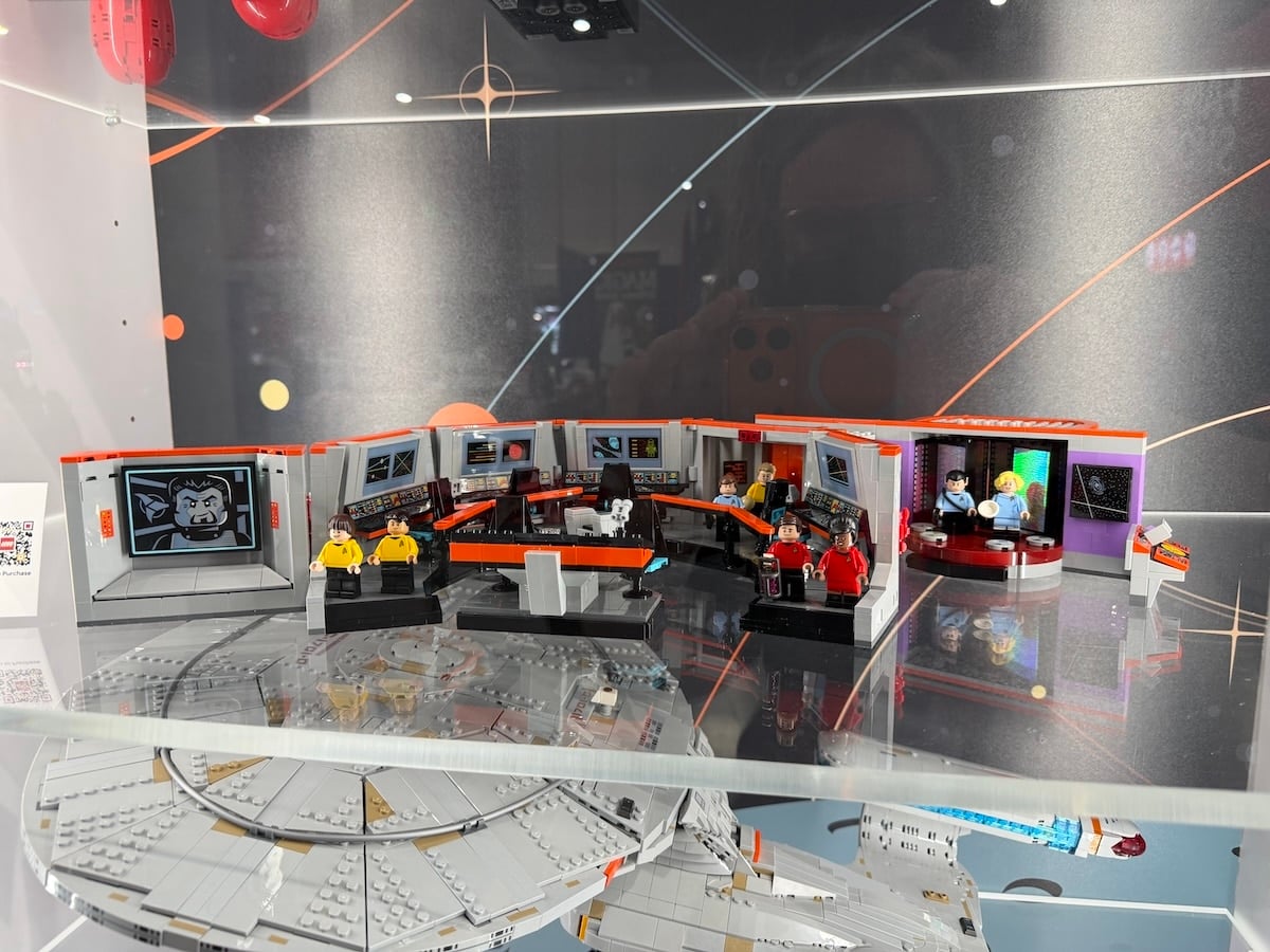 LEGO Icons Star Trek: U.S.S. Enterprise NCC-1701 Bridge set
